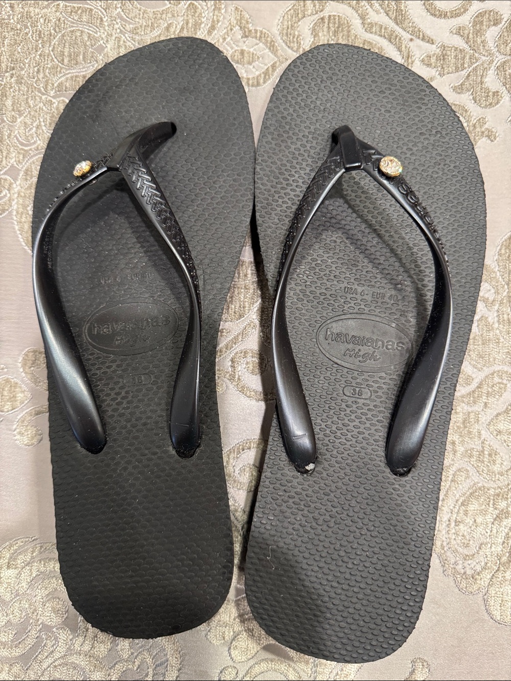 Havaianas Women's Black Flip Sandals w/Gold Embellishment. These are a size 38